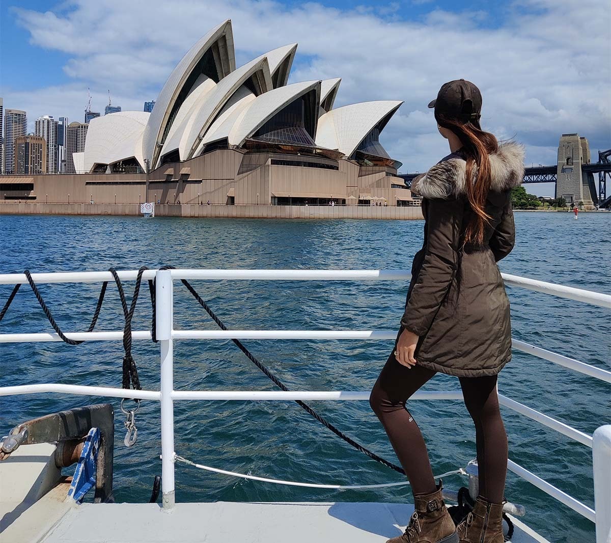 Lexie Limitless osserva ammirata la Sydney Opera House