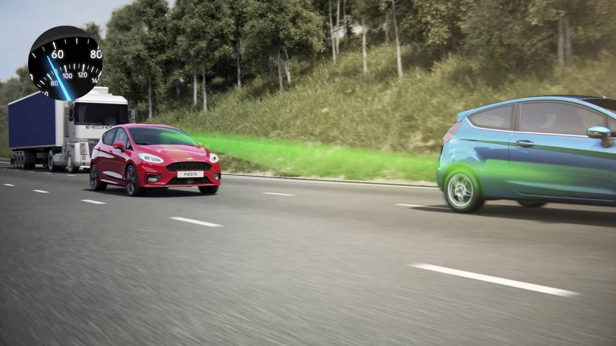 Una Ford Fiesta ST rossa e una verde su una strada extraurbana. Visualizzazione del regolatore di velocità adattivo.Una Ford Fiesta ST rossa e una verde su una strada extraurbana. Visualizzazione del regolatore di velocità adattivo.