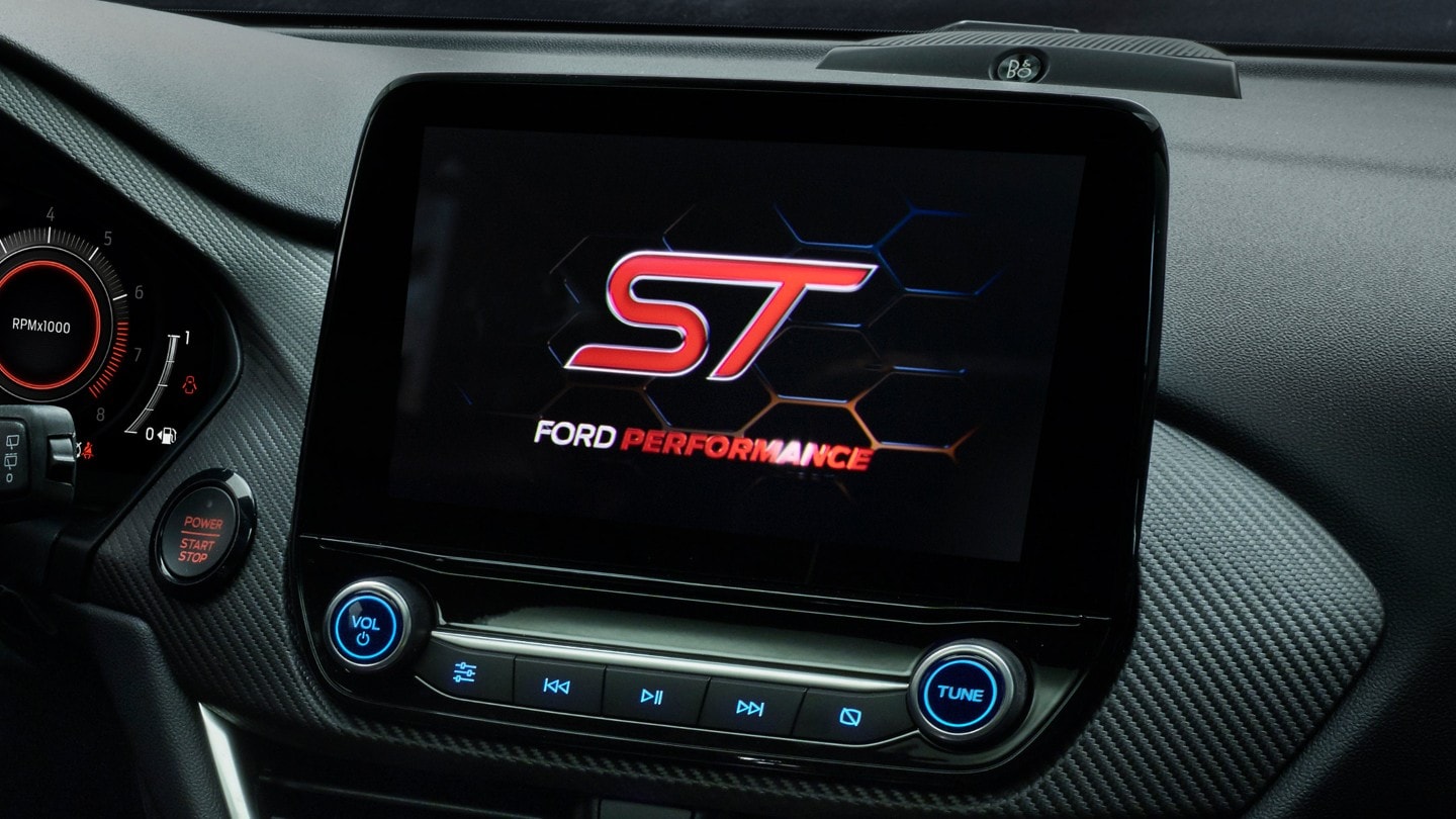 Ford Puma ST, vista interna sul touchscreen del Ford SYNC 3 con logo ST