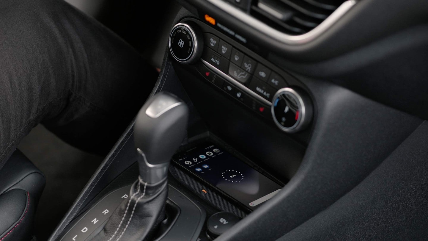 Ford Fiesta ST. Vista interna dettagliata del pomello del cambio e della console centrale per la ricarica senza fili.