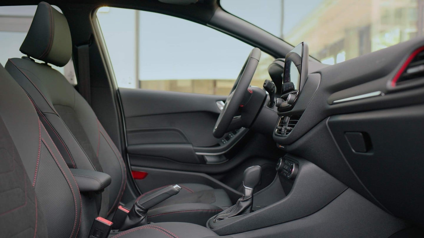 Ford Fiesta ST. Vista interna dei sedili sportivi Performance.