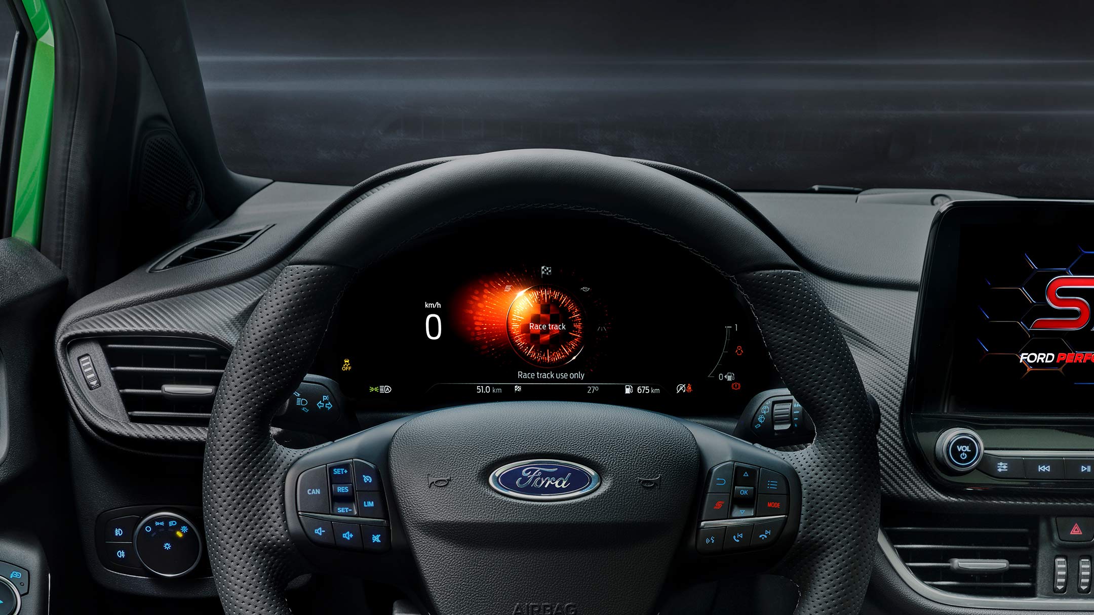 Ford Fiesta ST. Vista interna su volante e quadro strumenti digitale.