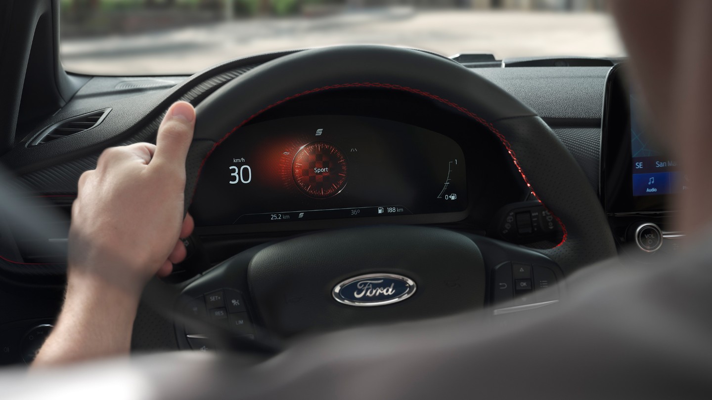 Ford Fiesta ST. Vista interna su volante e quadro strumenti digitale.