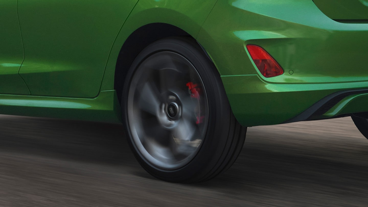 Ford Fiesta ST verde. Vista dettagliata dei cerchi in lega.
