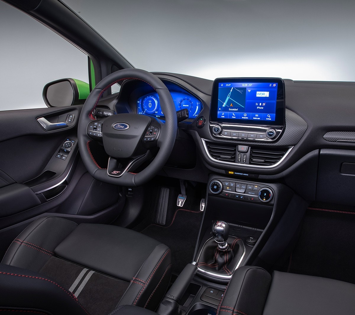 Ford Fiesta ST. Vista interna sul cockpit con volante, pomello del cambio e quadro strumenti digitale.