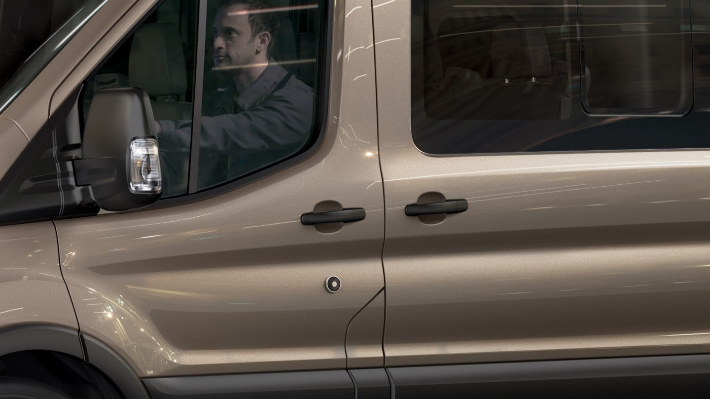 Ford Transit color champagne, vista laterale, dettaglio della portiera del conducente