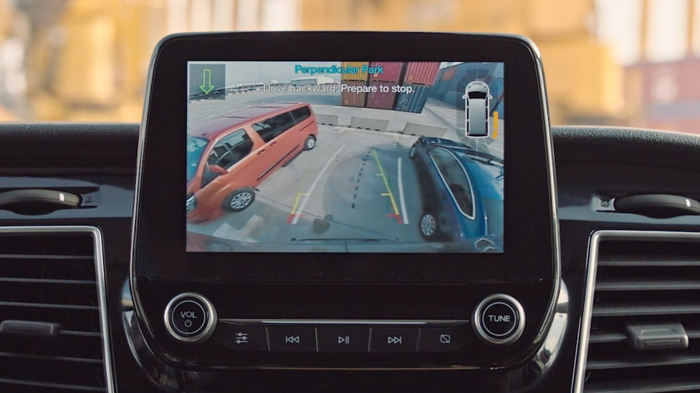 Ford Transit, vista interna, display con visuale della telecamera di retromarcia