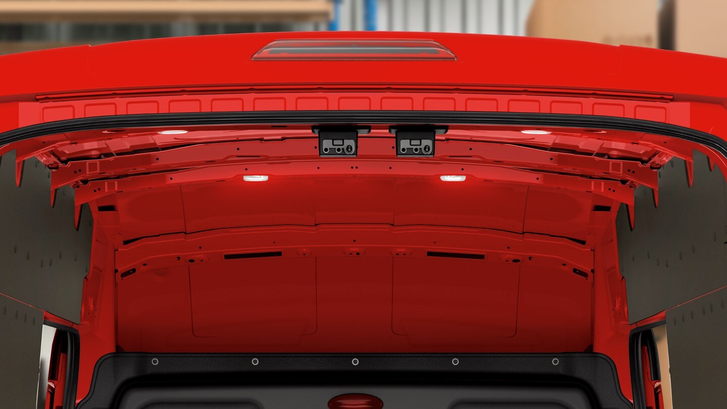 Ford Transit Furgone rosso, dettaglio della vista posteriore con illuminazione del vano di carico