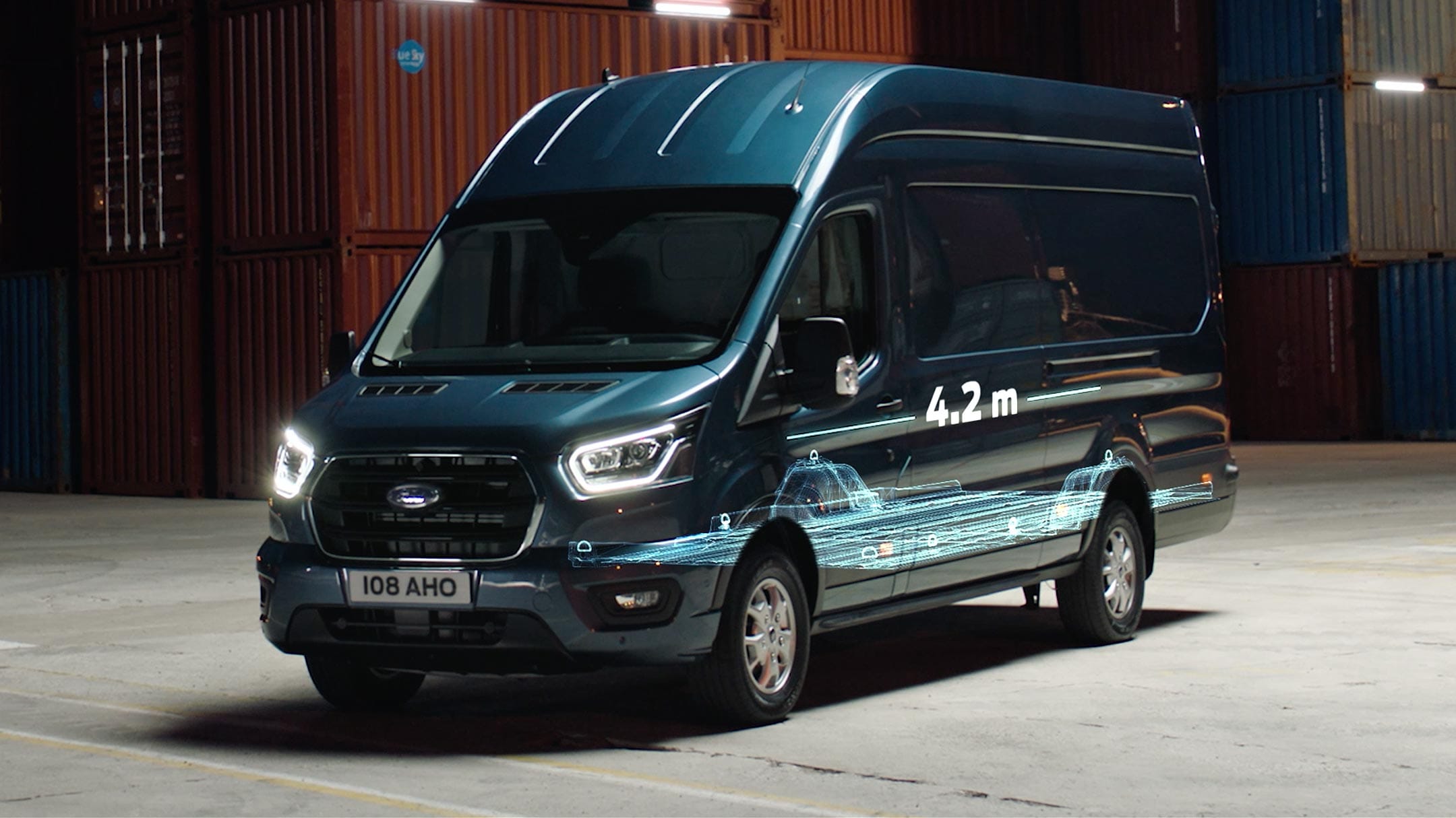 Ford Transit Furgone blu, vista laterale a tre quarti, illustrazione della lunghezza del vano di carico