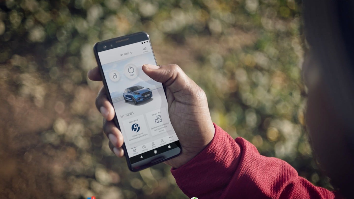 App FordPass su uno smartphone, con una Ford Puma ST blu visualizzata sullo schermo
