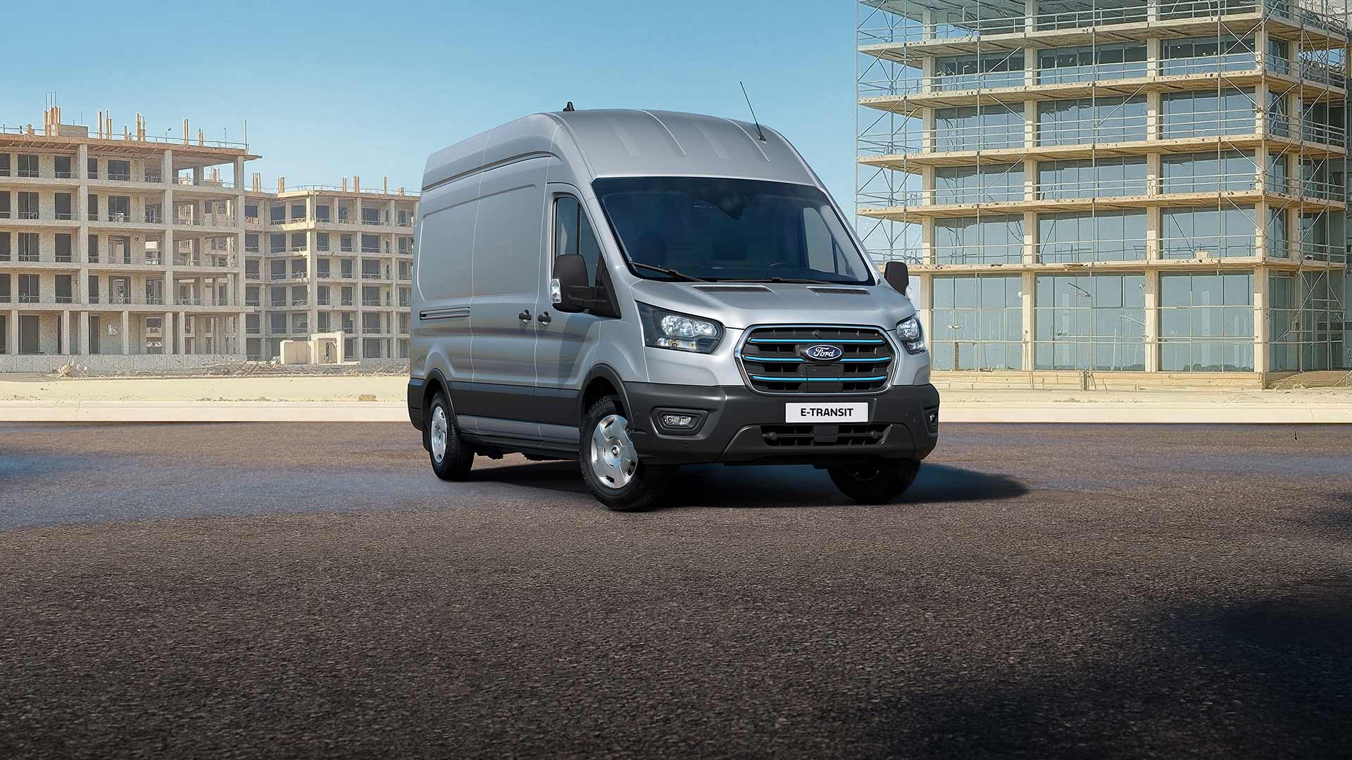 Un Ford E-Transit grigio parcheggiato su una strada.
