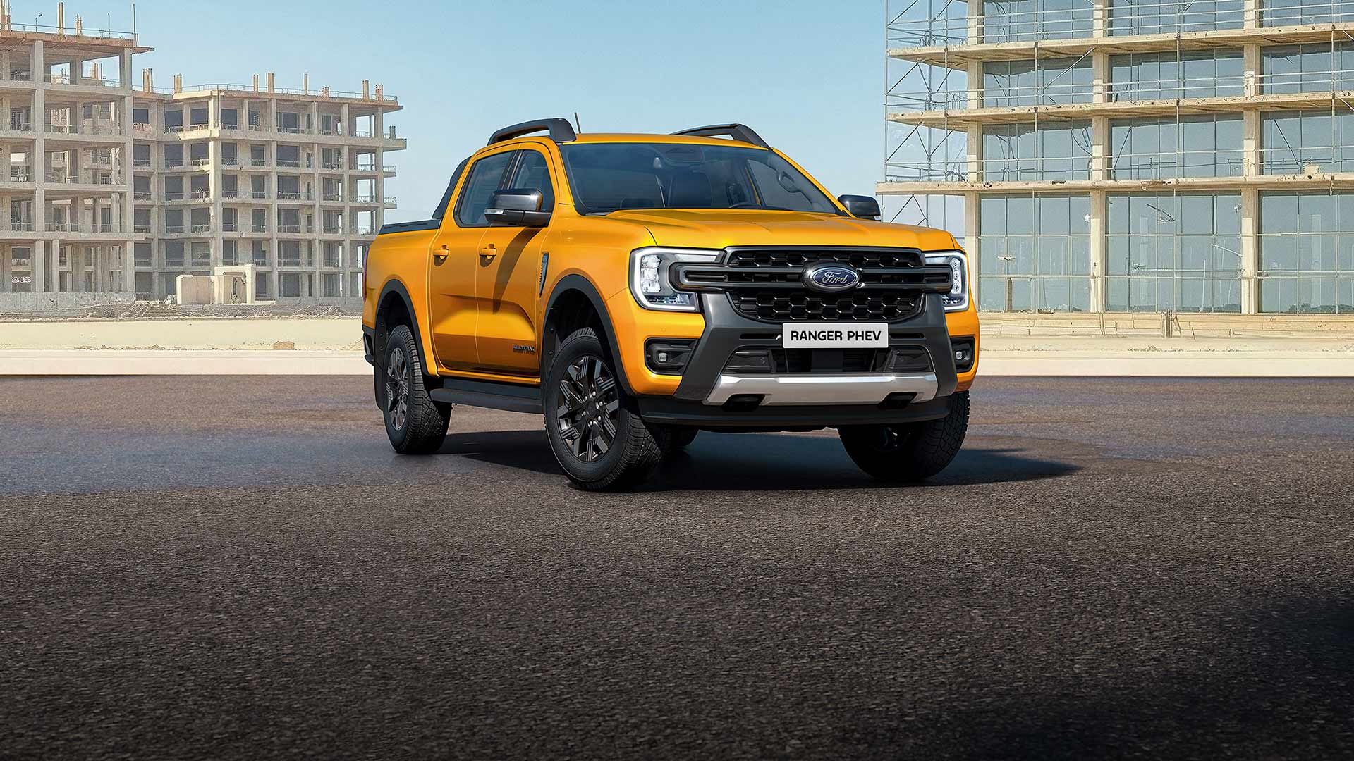 Un Ford Ranger PHEV giallo parcheggiato su una strada.