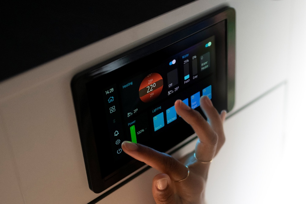 Una persona utilizza il tab di connettività del Ford Nugget. 