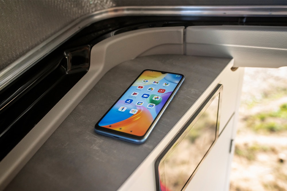 Uno smartphone si trova all’interno del Ford Nugget.