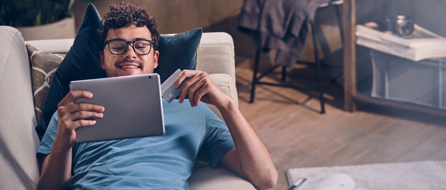 Un tecnico specializzato Ford spiega le opzioni dei piani di servizio Ford a un cliente presso un centro servizi Ford.