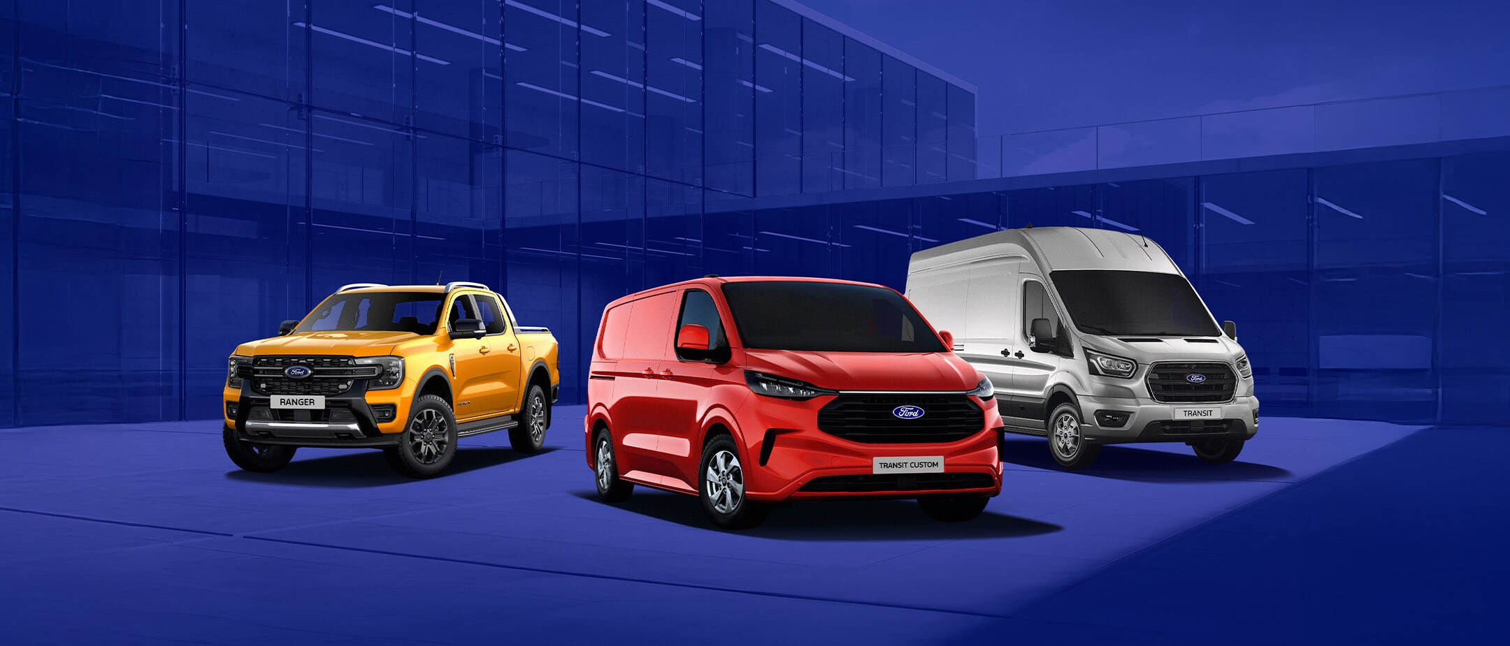 Ranger giallo, Transit Custom rosso e Transit bianco so sottofondo blu