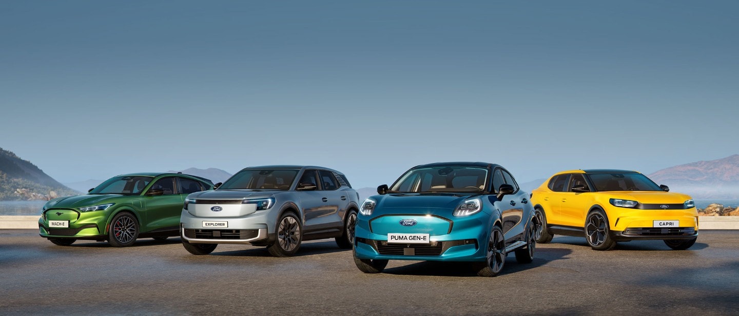 Una Ford Mustang Mach-E, un Ford Explorer, una Ford Capri e una Ford Puma Gen-E in sosta su una strada.
