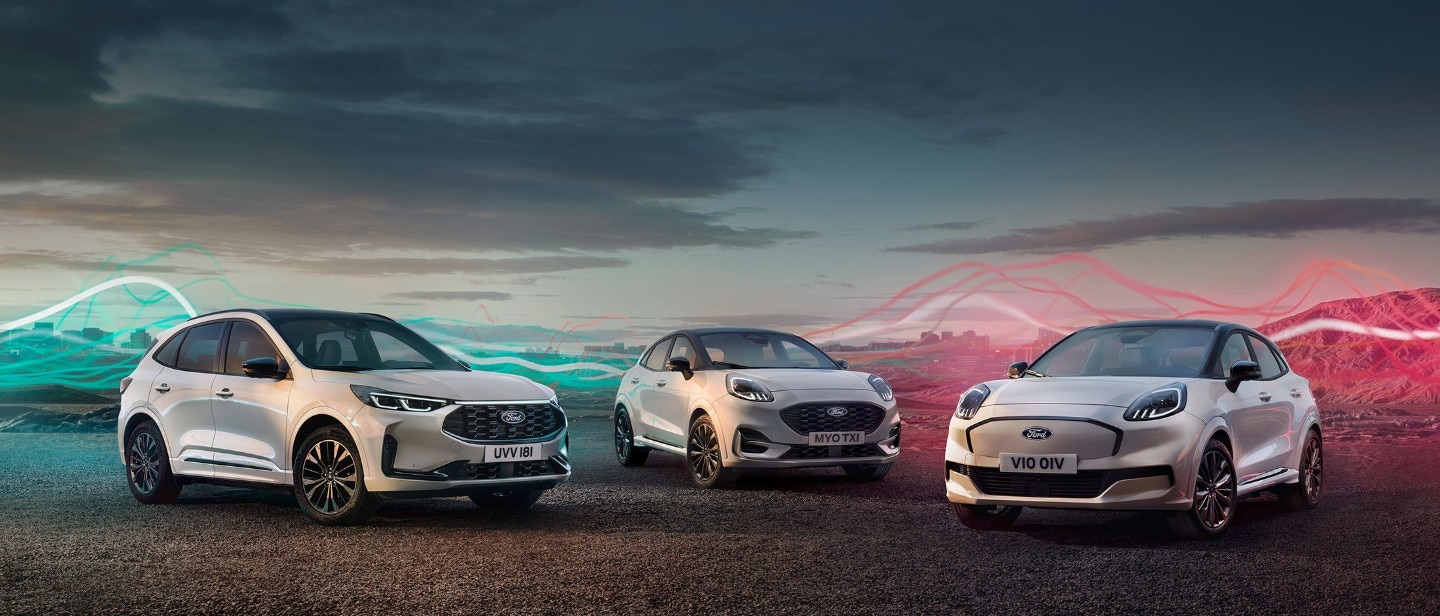 Una Ford Kuga bianca, una Ford Puma e una Ford Puma elettrica parcheggiate in un paesaggio con sfondo stilizzato.