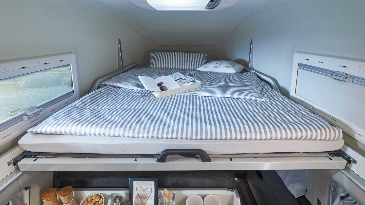 Ford Transit Custom Nugget con tetto alto Vista dettagliata della zona notte nel tetto
