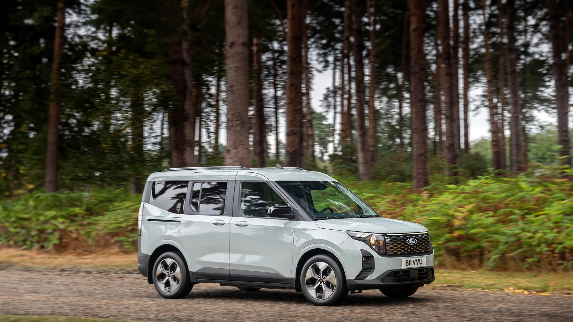 Una Ford E-Tourneo Courier parcheggiata su una strada.