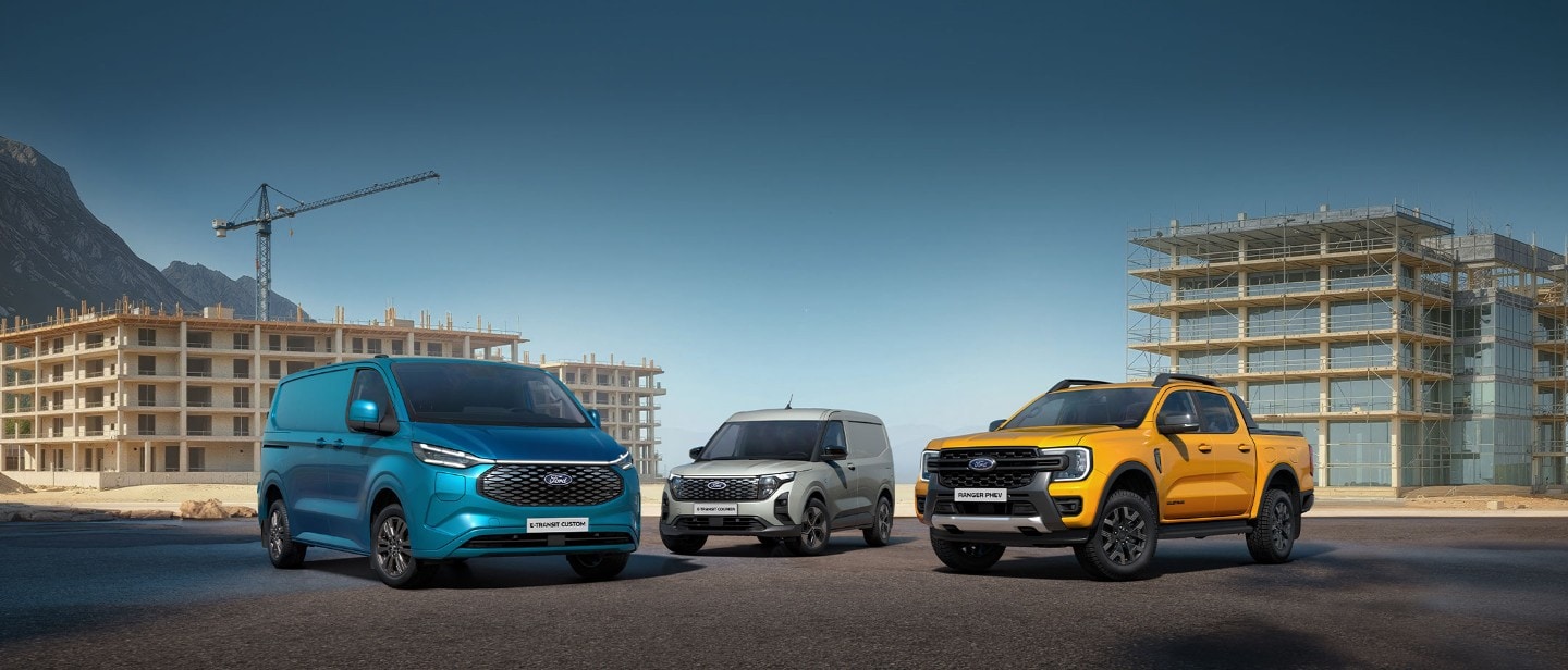 Un Ford E-Transit Custom, un Ford E-Transit Courier e un Ford Ranger PHEV parcheggiati su una strada.