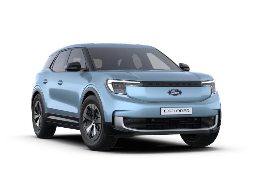 Ford Explorer completamente elettrico in Arctic Blue Metallic, vista frontale di tre quarti