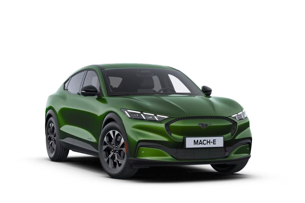 Ford Mustang Mach-E completamente elettrica in Eruption Green Metallic, vista frontale di tre quarti