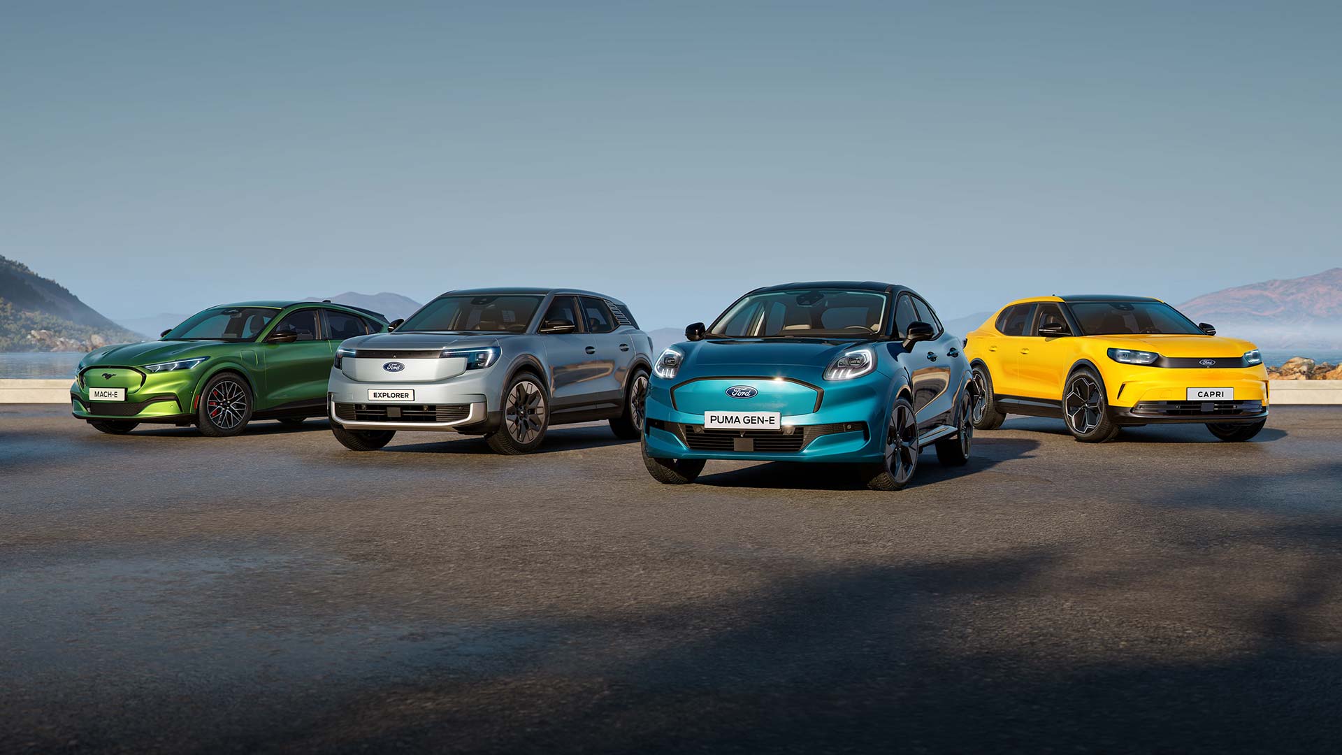Una Ford Mustang Mach-E, un Ford Explorer, una Ford Capri e una Ford Puma Gen-E parcheggiate su una strada.