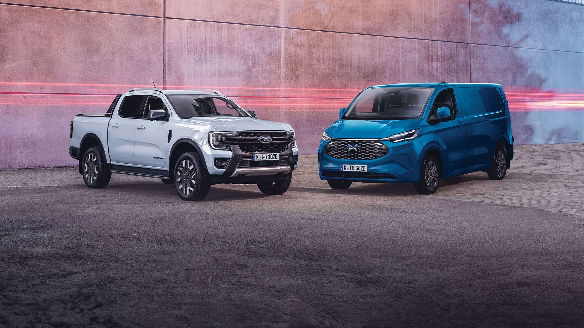 Ford Ranger bianco e E-Transit Custom blue posizionati uno di fronte all’altro.
