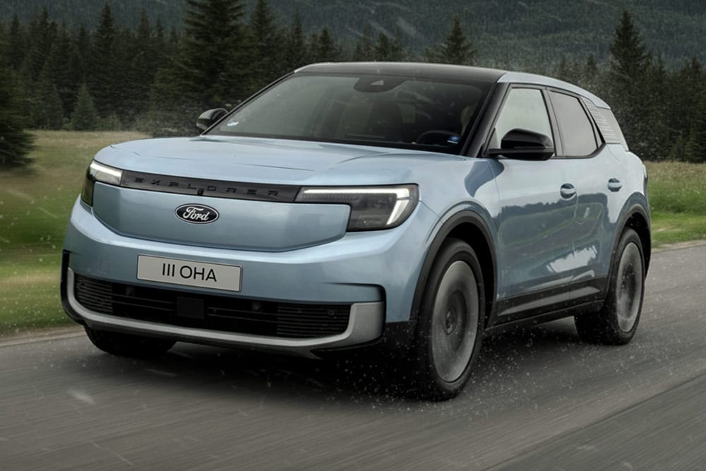 Ford Explorer in corsa su una strada di campagna con montagne sullo sfondo