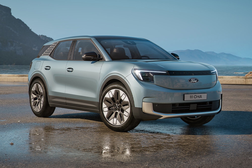 Una Ford Explorer parcheggiata su una strada.