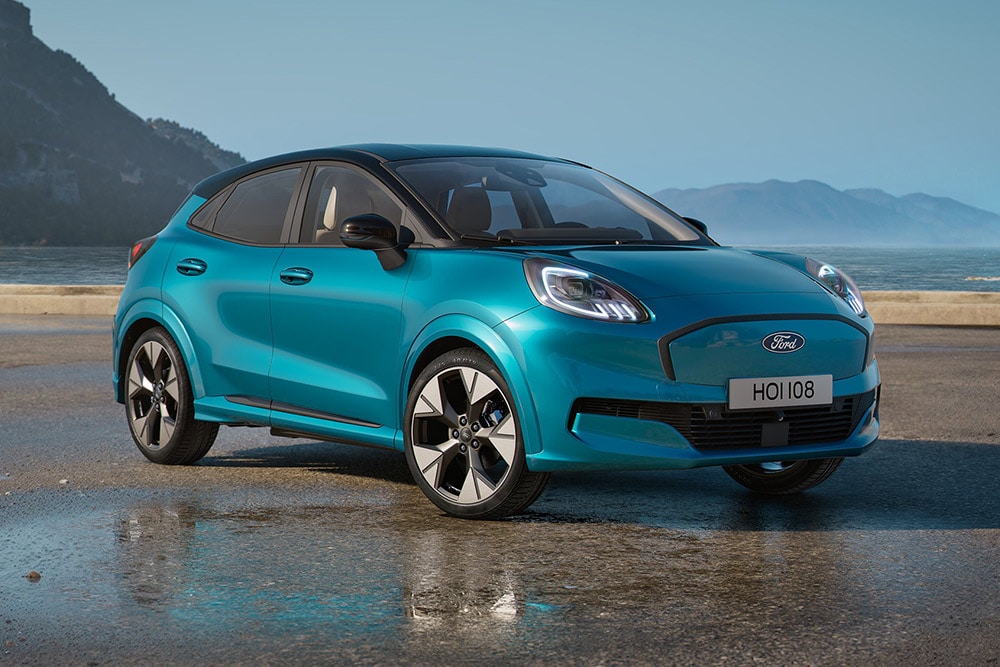Una Ford Puma Gen-E ferma su una strada.