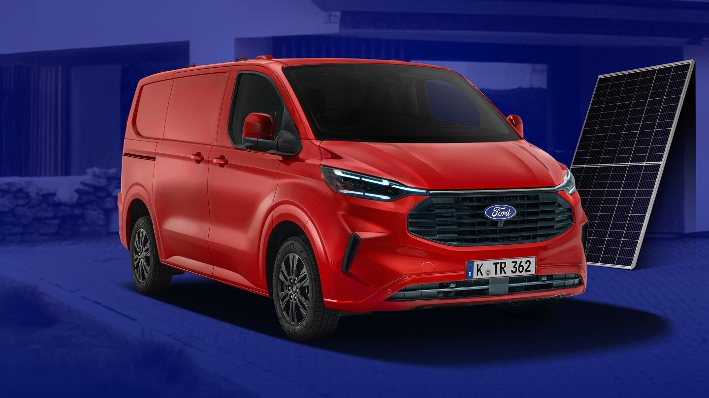 Ford Transit Custom rosso con pannello solare su sottofondo blu 