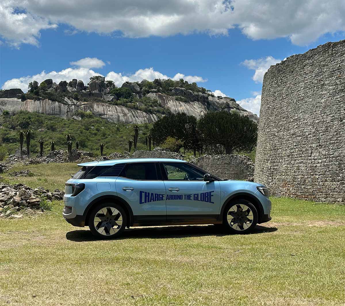 Il Ford Explorer® vicino alle rovine