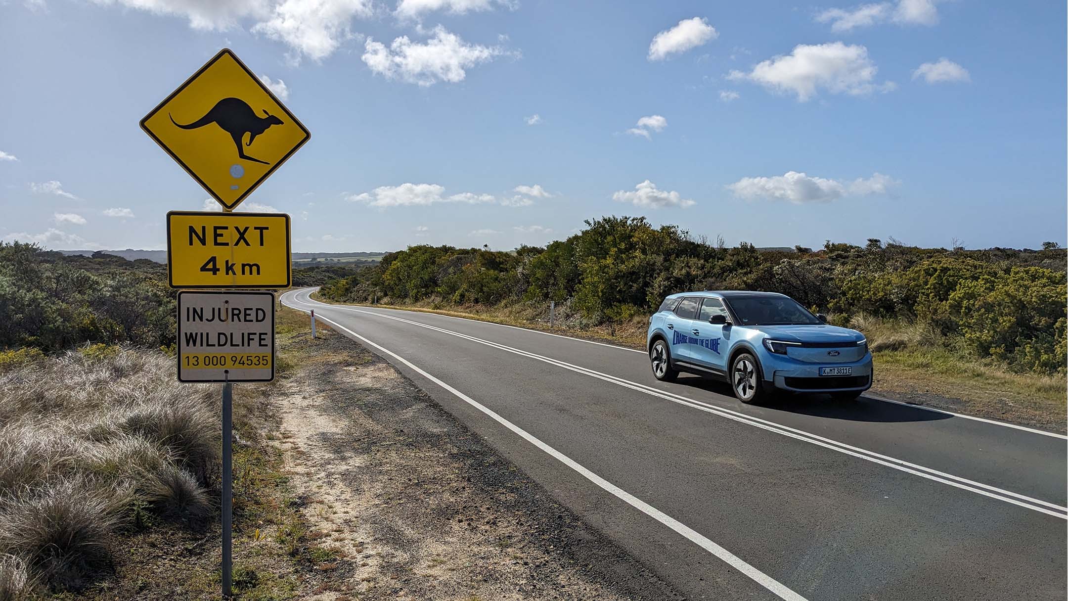 Lexie e il Ford Explorer® lungo la Great Ocean Road