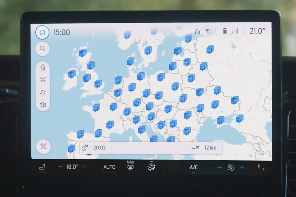 Il display multifunzione segnala sulla mappa dell’Europa le stazioni di ricarica BlueOval