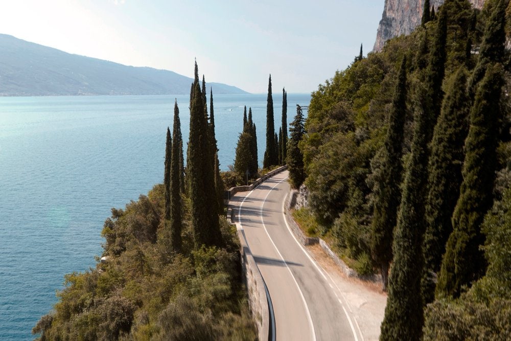 Visuale aerea di una strada costiera