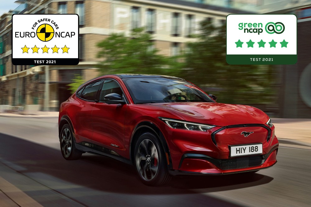 Ford Mustang Mach-E rossa, vista anteriore a tre quarti, con loghi dei test di sicurezza