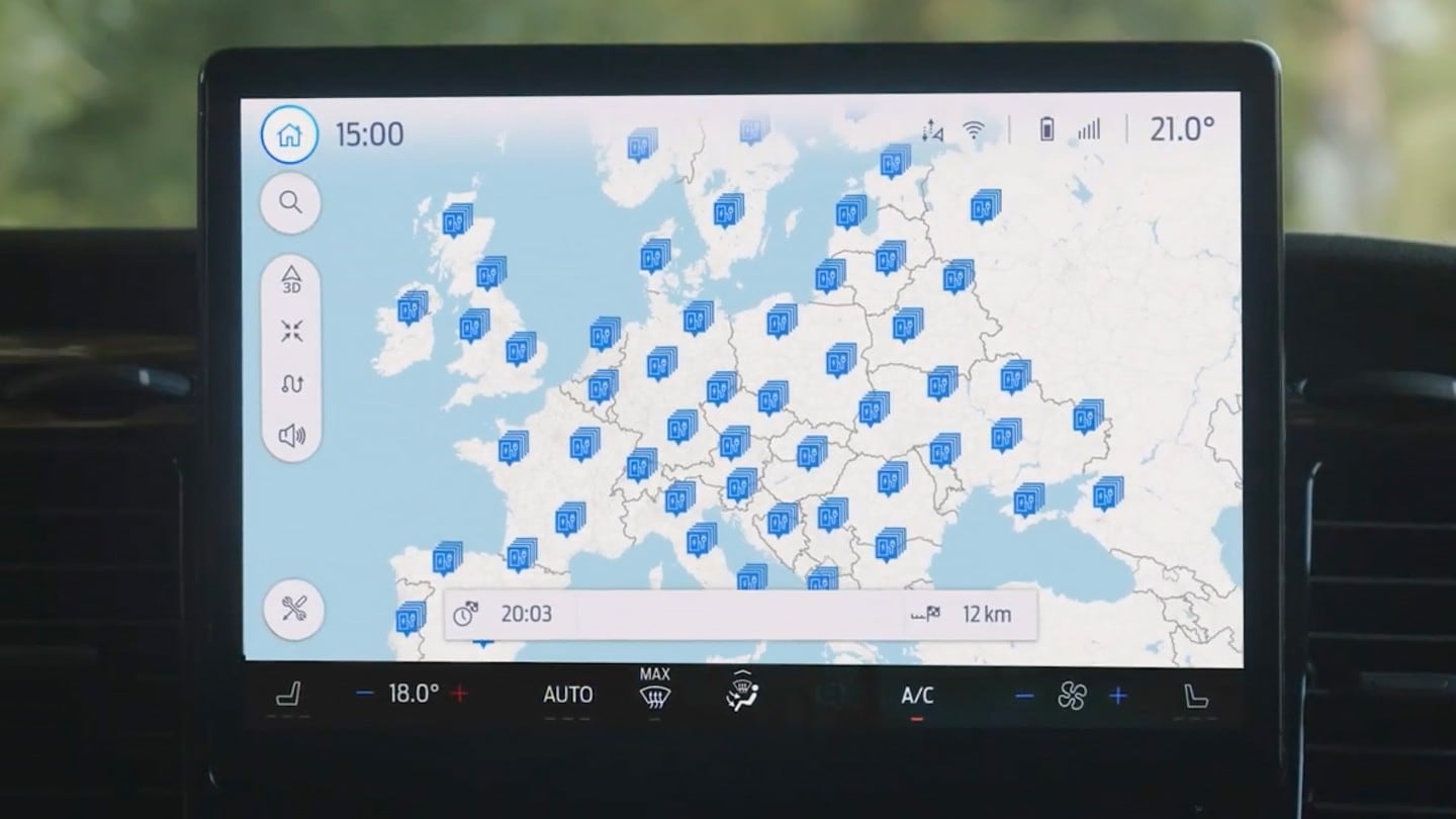 Il display multifunzione segnala sulla mappa dell’Europa le stazioni di ricarica BlueOval