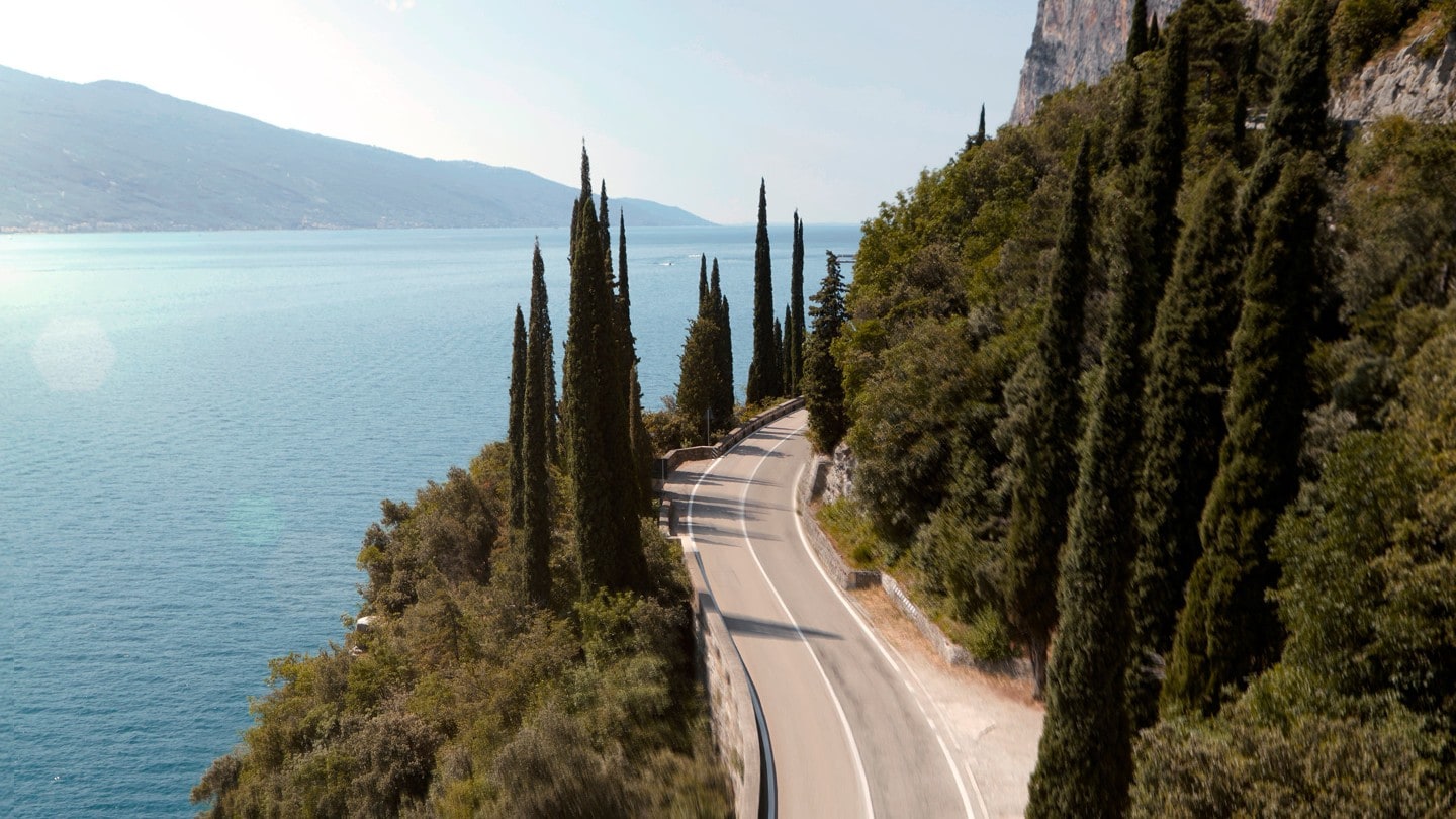 Visuale aerea di una strada costiera