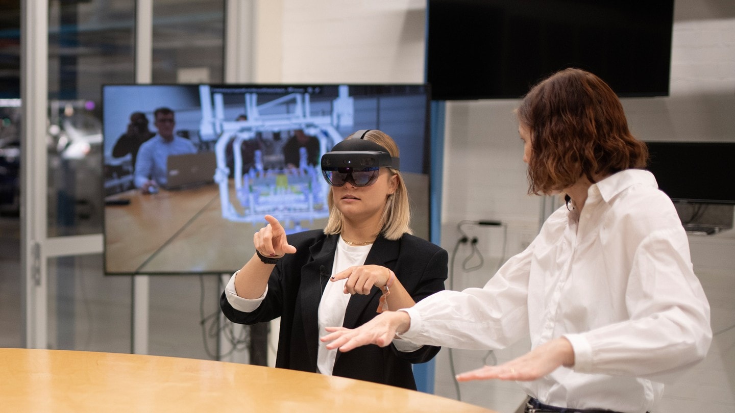 Due donne studiano delle soluzioni con l’aiuto di visori VR