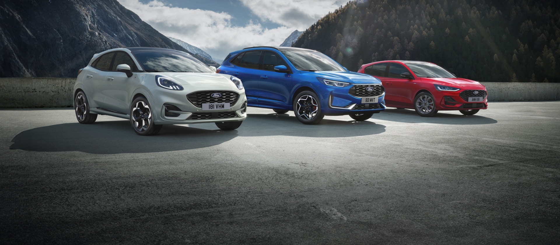 Fila di veicoli ibridi Ford, tra cui la Ford Puma, la Ford Kuga e la Ford Focus.