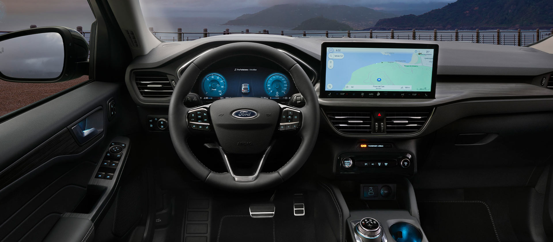 Abitacolo di un veicolo ibrido Ford e schermo di navigazione.