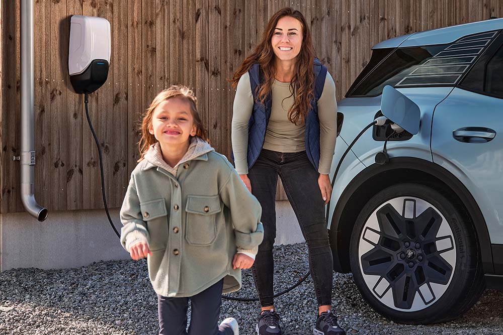 Una famiglia si diverte durante la ricarica domestica del proprio Ford Explorer elettrico.