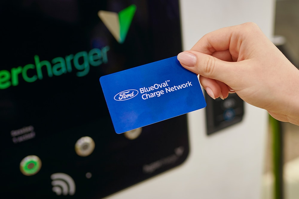 Una carta della BlueOval™ Charge Network (RFID) viene utilizzata presso una stazione di ricarica pubblica per pagare in modo semplice.