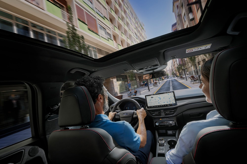 Vista interna di un veicolo Ford Plug-in-Hybrid con sistema di navigazione dell’auto.