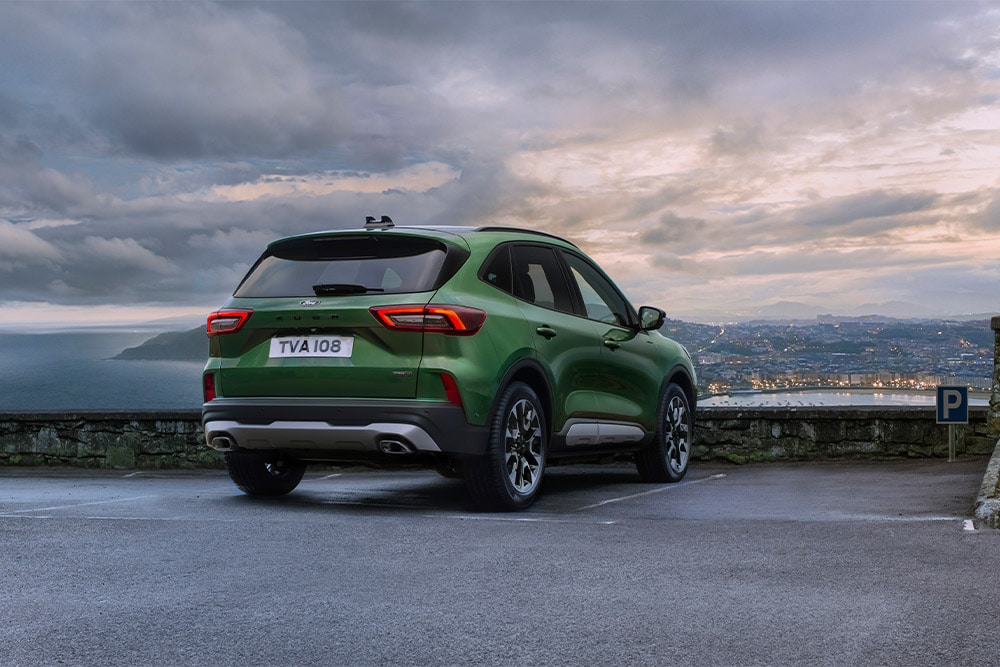 Vista posteriore di una Ford Kuga Hybrid autoricaricante.