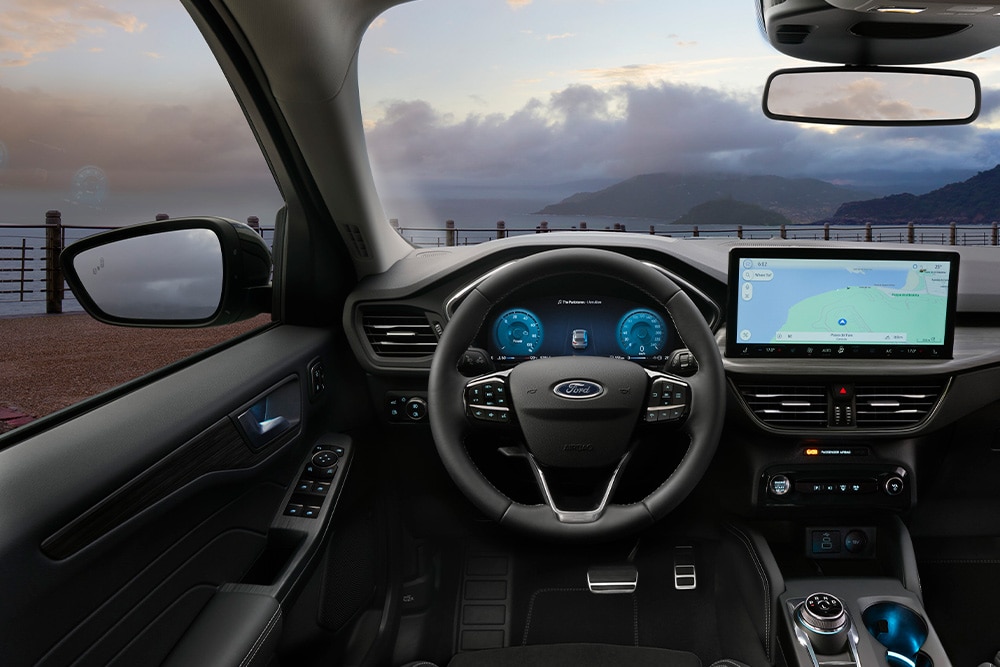 Abitacolo di un veicolo ibrido Ford autoricaricante e schermo di navigazione.