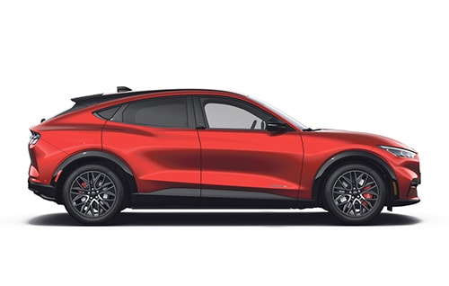 Una Ford Mustang Mach-E elettrica rossa.