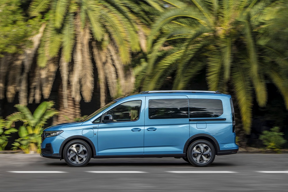 Un Ford Tourneo Connect Plug-in-Hybrid blu parcheggia su una strada.